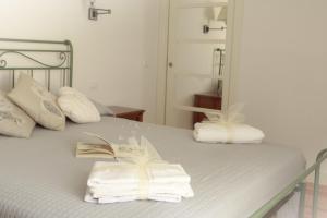 A bed or beds in a room at Corso Emanuele Apartments