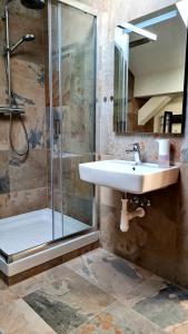 A bathroom at Apartmán 17, Vysoké Tatry, Dolný Smokovec Még 19 kép