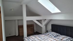 A bed or beds in a room at Apartmán 17, Vysoké Tatry, Dolný Smokovec