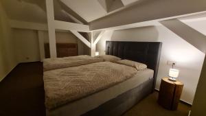 A bed or beds in a room at Apartmán 17, Vysoké Tatry, Dolný Smokovec
