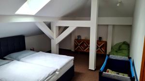 A bed or beds in a room at Apartmán 17, Vysoké Tatry, Dolný Smokovec