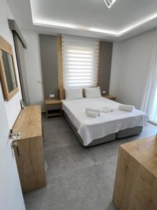 um quarto com uma cama grande e uma janela em Luna Alacati em Alacati
