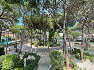 an overhead view of a park with trees at Appartamento LA ROTONDA in Milano Marittima