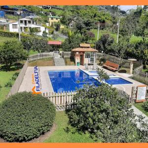 an overhead view of a swimming pool in a yard at Cabañas Filadelfia in Santa Rosa de Cabal