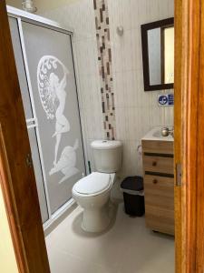 a bathroom with a toilet and a shower and a sink at Mi Balconcito in Salento