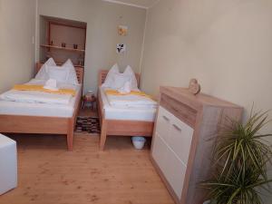 Łóżko lub łóżka w pokoju w obiekcie Landhaus zum Siebenschläfer