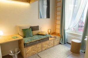 ストラスブールにあるLa Cabane - Cocon - RBNBの窓付きの木製ベンチが備わる客室です。