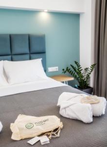 um quarto de hotel com toalhas numa cama em New Azzurro Deluxe em Limenaria