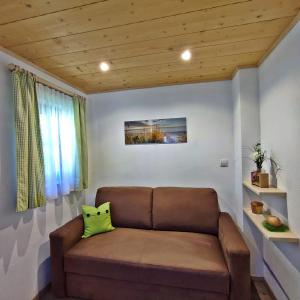 a couch in a living room with a window at Chalet Maurer in Cadipietra