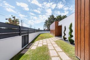 une vue extérieure d'une maison avec une passerelle dans l'établissement Casa da Oliveira ~ Azeitão, à Azeitão