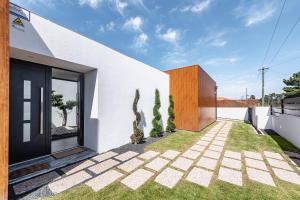 a white house with a courtyard with cactus at Casa da Oliveira ~ Azeitão in Azeitao