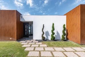 Una casa blanca con plantas a un lado. en Casa da Oliveira ~ Azeitão, en Azeitão