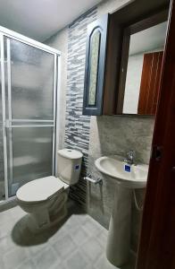 ein Bad mit einem WC und einem Waschbecken in der Unterkunft Hotel San Jose in Duitama