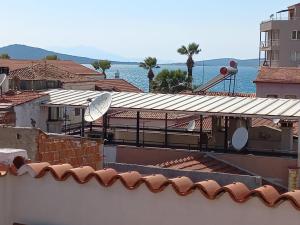 una vista de los tejados de los edificios y del océano en Dalgaci Deniz Konukevi, en Ayvalık