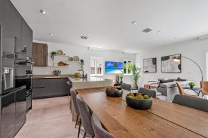 cocina y sala de estar con mesa de madera en Glamour Villa - 5BR, Heated Pool, Game Haven L23, en Miami