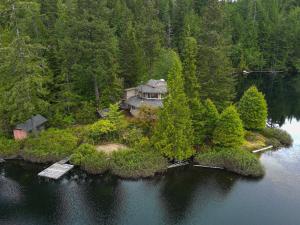 eine Luftansicht eines Hauses auf einer Insel im Wasser in der Unterkunft North Lake Waterfront Home in Egmont
