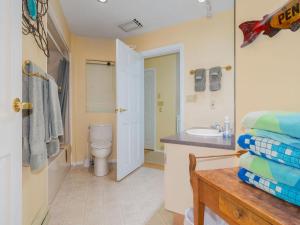 ein Bad mit einem WC und einem Waschbecken in der Unterkunft North Lake Waterfront Home in Egmont