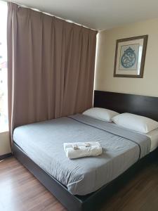 - un lit avec 2 serviettes assises au-dessus dans l'établissement SO Hotel, à George Town