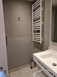 Ванна кімната в Hôtel La Villa Tosca