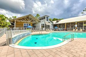 una grande piscina di fronte a una casa di Breezy Home with Grills, Pool and Beach Access! a Big Blackjack Landing