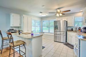 Una cocina o zona de cocina en Lakefront Family Retreat with Boat Dock and Slip!