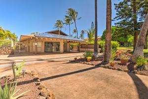 une maison avec des palmiers et un bâtiment dans l'établissement Peaceful Condo with Amenities Steps to Beach!, à Maunaloa