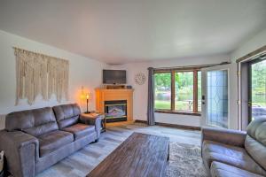 - un salon avec un canapé et une cheminée dans l'établissement Waterfront Crivitz Property with Lake Access!, à Crivitz