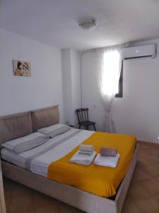- une chambre avec un lit et 2 serviettes dans l'établissement La Casuzza di Lara, à Sciacca