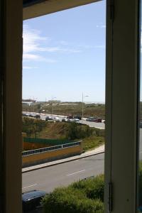 Aussicht aus einem Fenster einer Autobahn mit Autos in der Unterkunft Apartamento Esposende Praia in Esposende