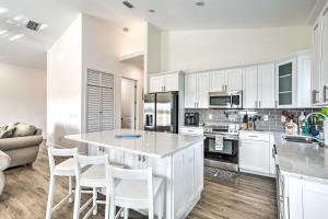 een keuken met witte kasten en een groot eiland bij Family-Friendly Tampa Home Less Than 3 Mi to Ocean! in Tampa