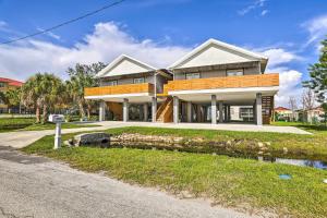 Family-Friendly Tampa Home Less Than 3 Mi to Ocean! في تامبا: منزل كبير على شارع مع ممر