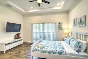 タンパにあるTampa House with Patio, Near Downtown and Beaches!のベッドと薄型テレビのある寝室
