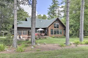 Κήπος έξω από το Spacious Riverfront Escape with Private Hot Tub