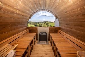 uma vista interior para uma sauna com uma janela em Maison Irriberria em Hasparren