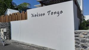 un muro blanco con la señal para la misión Corea en Maison TONGA piscine - jacuzzi confort en San Pedro