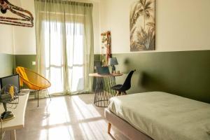 1 dormitorio con 1 cama y sillas en una habitación en LaCasadiPI - appartamento ad un passo da Milano - FieraMilanoRho - H Galeazzi - MIND, en Rho
