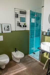 y baño con aseo, lavabo y ducha. en LaCasadiPI - appartamento ad un passo da Milano - FieraMilanoRho - H Galeazzi - MIND, en Rho