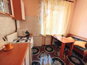 Kuchyňa alebo kuchynka v ubytovaní 1-room apartments Kiev city center