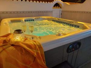 Kép Jacuzzi House Sunflower szállásáról Costa Del Silencióban a galériában