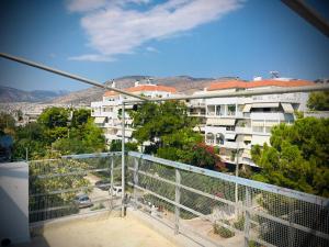 d'un balcon avec vue sur le bâtiment. dans l'établissement Lovely 50 sq penthouse & 25 sq balcony @ Glyfada, à Athènes