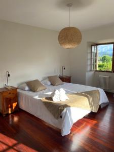 Postel nebo postele na pokoji v ubytování Wonderfull house in O Rosal with optical fiber, Casa Tabagon + 28 fotografií