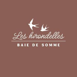 een paar vogels die in de lucht vliegen met een logo bij Les Hirondelles, gîte de charme avec jardin, 7p in Saint-Valery-sur-Somme