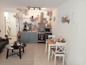 salon ze stołem i kuchnią w obiekcie ART STUDIO Geri w mieście Błagojewgrad