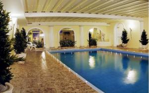 a large swimming pool in a large building at Hotel Garni Keil in Kleinarl