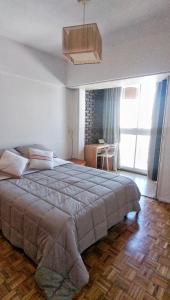 - une chambre avec un grand lit dans l'établissement Torres de Nuñez, à Buenos Aires