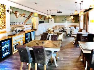 - un restaurant avec des tables et des chaises dans une salle dans l'établissement Lapland Lodge, à Arvidsjaur