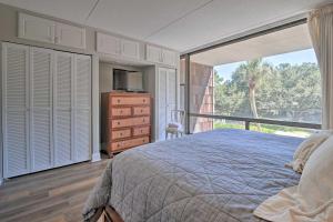 Ένα ή περισσότερα κρεβάτια σε δωμάτιο στο Pawleys Island Condo Retreat with Beach Access! +23 φωτογραφίες