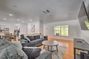 Télévision ou salle de divertissement dans l'établissement Family-Friendly Ocala Retreat 18 Mi to Dtwn!