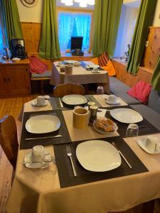 een tafel met witte borden met voedsel erop bij Haus Fiegl in Oetz