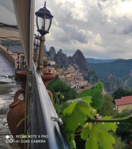 - un balcon offrant une vue sur une ville et une rivière dans l'établissement Monserrat, à Castelmezzano